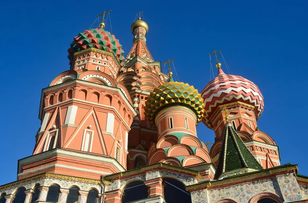 Moscou, a catedral de Basílio na Praça Vermelha e a Torre Spasskaya de Moscou Kremlin, Rússia — Fotografia de Stock