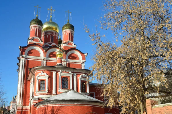 Moscou, Catedral de Znamensky no mosteiro de Znamensky na rua de Varvarka no inverno — Fotografia de Stock