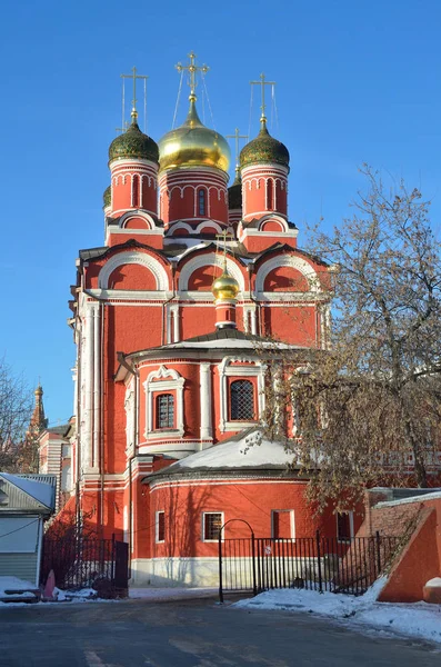 Москва, Знаменский собор в Знаменском монастыре на улице Варварка зимой — стоковое фото