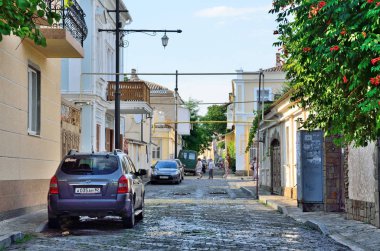 Evpatorya, Kırım'da, Temmuz, 04, 2016. Yaz aylarında Evpatorya Tuchina sokakta yürüyen insanlar