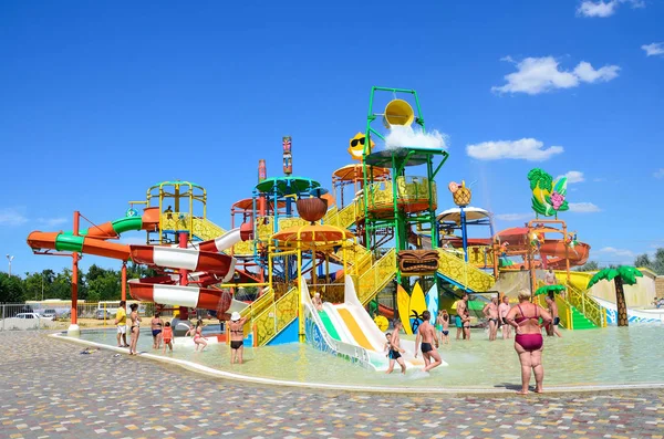 Yevpatoria, Crimea, 06 de julio de 2016. Aquapark "la República Bananera" en Evpatoria, más grande en la Crimea — Foto de Stock