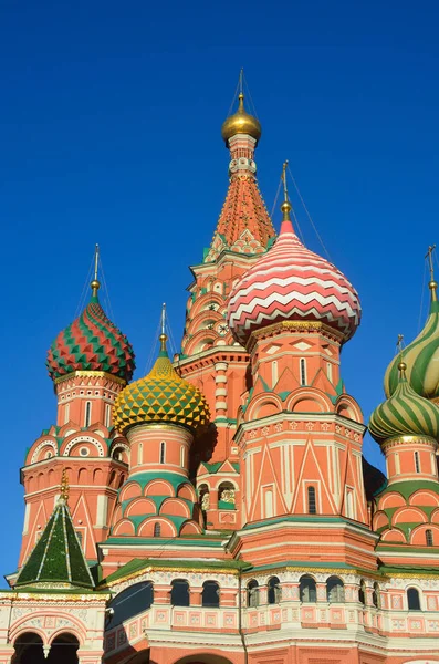 Mosca, Cattedrale di Basilio sulla Piazza Rossa e Torre Spasskaya del Cremlino di Mosca, Russia — Foto Stock