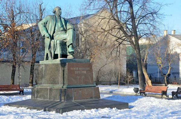 Moscou, Rússia, 22 de novembro de 2016. Ninguém, o monumento a A. N. Tolstoy em inverno — Fotografia de Stock