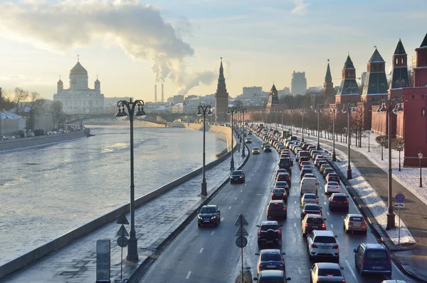 Moskva, Rusko, 30 listopadu 2016. Ruská scéna: automobilové dopravy na nábřeží Kreml v zimní mrazivý den — Stock fotografie