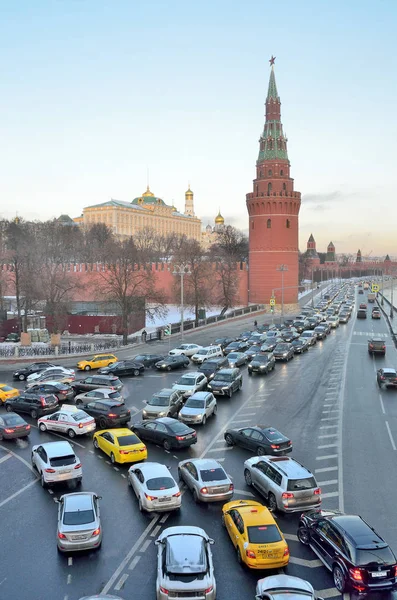 Moscow, Russia, November, 30, 2016. Russian scene: Car traffic on the Kremlin embankment in winter frosty evening — Stock Photo, Image