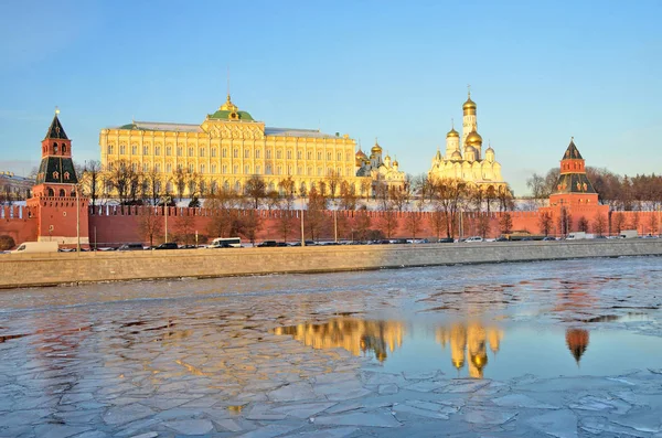 Russland, Kreml in Moskau an einem sonnigen Wintertag — Stockfoto