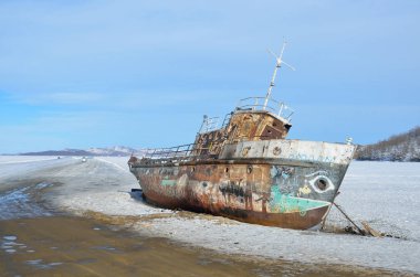 Sibirya, Deniz Baykal, Olkhon Adası, Cape Khoboy, Rusya Federasyonu, Mart, 11, 2017. Eski paslı gemi Sakhyurta Köyü (Bayan) resmi buz yol kenarında Olkhon adada bahar günü