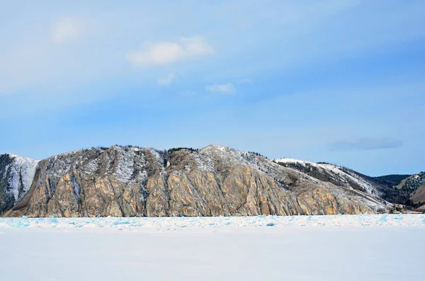 Baikal. Le megattere davanti al mantello Sagan Zaba — Foto Stock