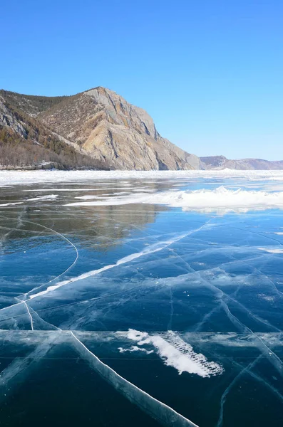 Despejar el hielo de Baikal en marcha cerca del pueblo de Uzury en la isla Olkhon — Foto de Stock