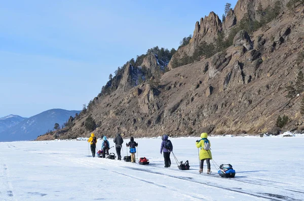 Lago Baikal Rusia Marzo 2017 Los Turistas Van Con Trineo —  Fotos de Stock