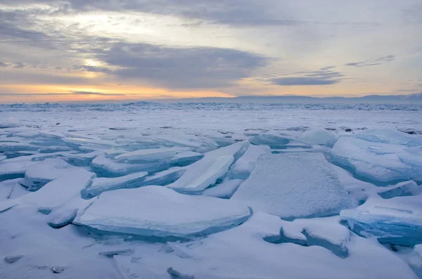 Rusko Jezero Bajkal Tlak Ledu Při Východu Slunce — Stock fotografie