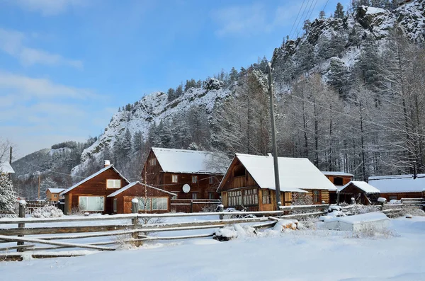 The village of Bolshie Koty on the shore of lake Baikal in winter — Stock Photo, Image