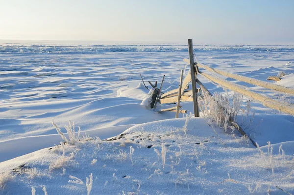 Kadil 角附近贝加尔湖岸边的严寒冬晨 — 图库照片