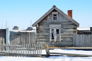 Boş ev ile pencere kışın bindik.