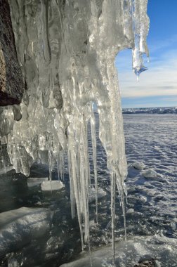 Rusya, Baykal Gölü. Uzury Köyü yakınındaki Olkhon adada grotto içinde büyük buz sarkıtları