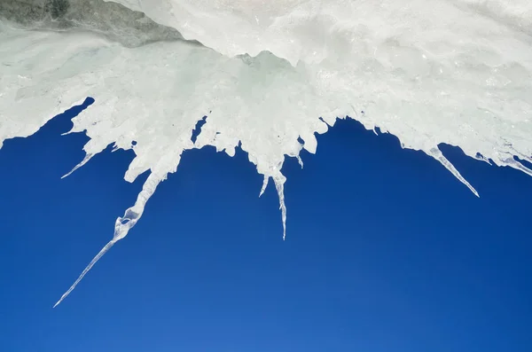 俄罗斯 贝加尔湖湖 Maloe Uzury 村附近 Olkhon 岛上的冰冰柱 — 图库照片