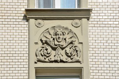 Moskova, Rusya, 15 Nisan 2017. Moskova, Bahar Podsosensky ve Lyalin hatlarının kesiştiği daireli ev 19/28. 1910 yılı. Dekoratif öğeler