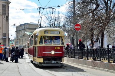Moskova, Rusya, 15 Nisan 2017. Tramvay Tatra T2 No 378, Moskova'da Chistoprudny Bulvarı'ndaki 24 yönlendirmek