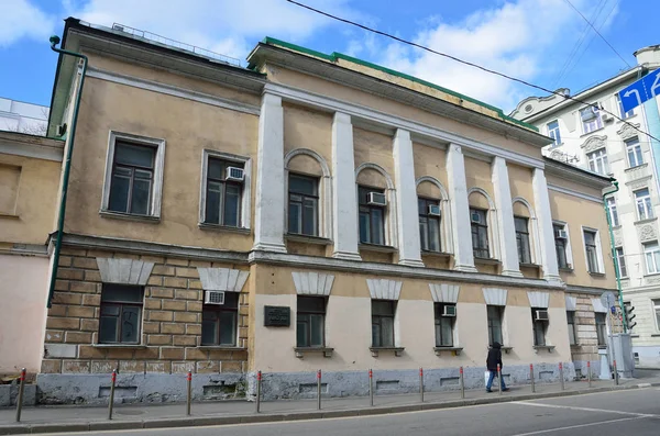 Moskva, Ryssland, April 15, 2017. Huvudbyggnaden av ensemble av urban manor S. G. Popov och D. s. Elagin i Lyalin lane, 1800-talet — Stockfoto