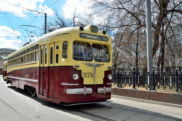 Moscow, Russia, April, 15, 2017. Tram MT-82 No 1278 with the plate 18 of the route on Chistoprudny Boulevard in Moscow — Stock Photo, Image