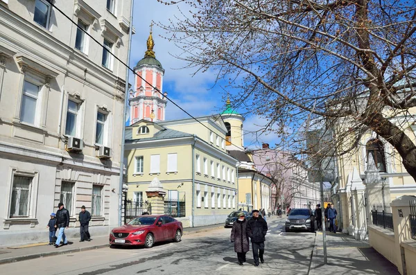 Moskova, Rusya, 15 Nisan 2017. Moskova'da Arkhangelsky şeritte baharda insanlar — Stok fotoğraf