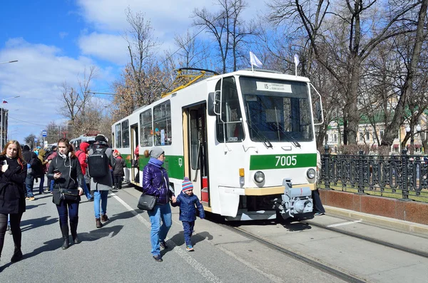Moscow, Russia, April, 15, 2017. People walking near tram Tatra ?7?5 No. 7005 on Chistoprudny Boulevard — Stock Photo, Image