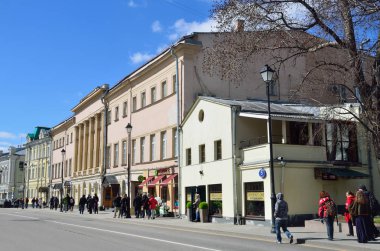 Moskova, Rusya, Nisan, 15, 2017.street Pokrovka, 5 Kotelniki varsayım Kilisesi'nin ruhban sınıfının evi. 1781 ve ev B. ı. Tolstoy, 3/7 - Emlak