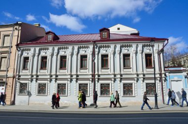 Moskova, Rusya, 15 Nisan 2017. Maroseyka sokak, eski mansion yakınındaki 17/6 Moskova yürüyüş insanlar