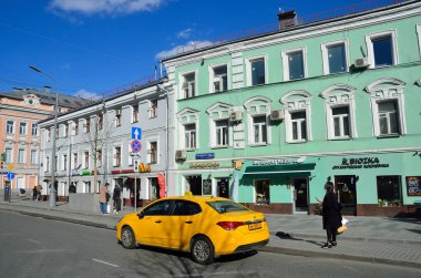 Moskova, Rusya, 15 Nisan 2017. Moskova'da güneşli bahar günü Neglinnaya Caddesi üzerinde sarı taksi