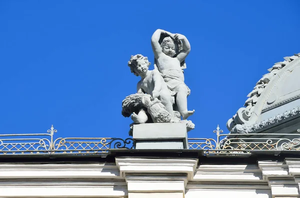 Moscow, Russia, April, 15, 2017. Fragment of the sculptural composition of putti frolicking babies on the roof of the main building of the complex of Sandunovsky baths at Neglinnaya, 14 — Stock Photo, Image