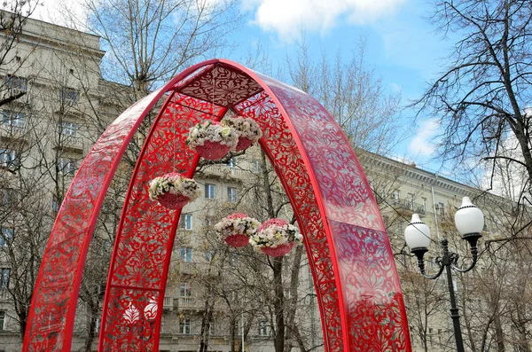 Moscow, Russia, April, 15, 2017. Moscow, part of the installation with flowers on Chistoprudny Boulevard in the spring — Stock Photo, Image