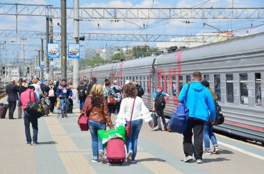 Moskova, Rusya, 19 Mayıs 2017. Yolcular trende Yaroslavsky tren istasyonu yatılı