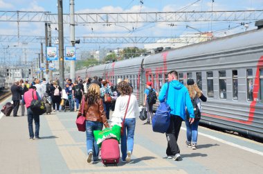 Moskova, Rusya, 19 Mayıs 2017. Yolcular trende Yaroslavsky tren istasyonu yatılı
