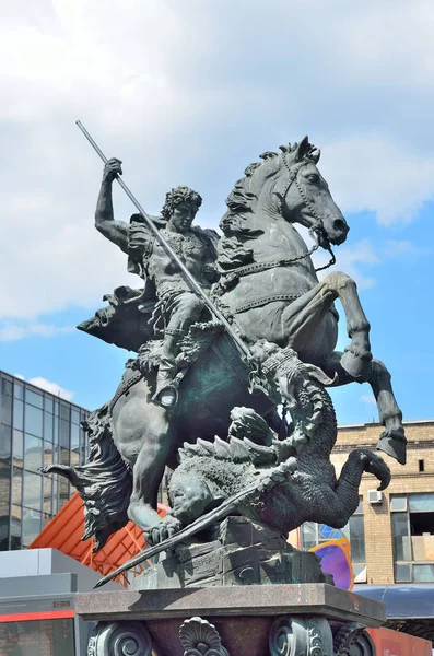 Moskou, Rusland, 19 mei, 2017.Monument naar St. George op de bouw van het station van Leningrad in Moskou — Stockfoto