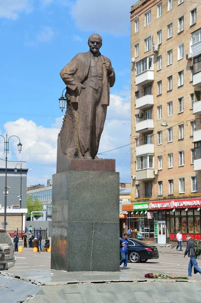 Moscow, Russia, May, 19, 2017. People walking near the monument to V.I. Lenin on the square near Yaroslavsky railway station in Moscow — Stock Photo, Image