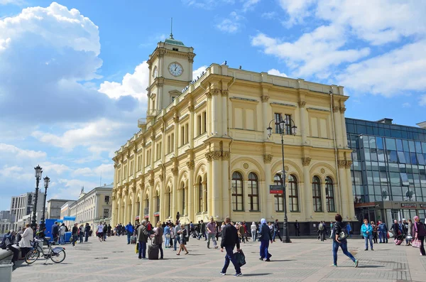 ロシア、モスクワ、2017 年 5 月 19 日モスクワでの建物の Leningradsky 駅を付近の人と車 — ストック写真