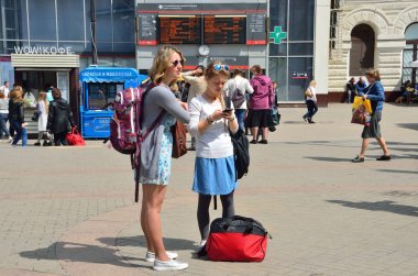 Moskova, Rusya, 19 Mayıs 2017. İki genç kız Yaroslavsky istasyonunda Moskova'ya geldi