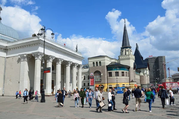 ロシア モスクワ 2017 コムソモーリスカヤ駅 地下鉄駅の入り口とモスクワの Yaroslavsky 駅の建物の前で人がたくさん — ストック写真