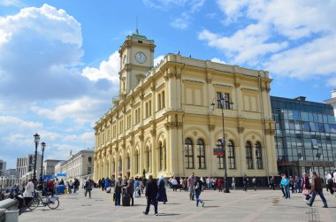 Moskova, Rusya, 19 Mayıs 2017. İnsanlar Bolshaya bina tren istasyonu, Moskova