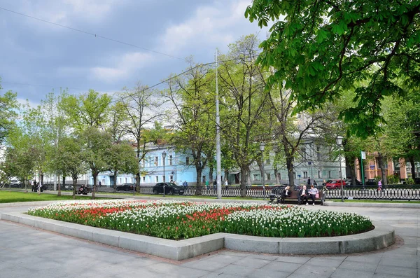 Moscú Rusia Mayo 2017 Gente Caminando Parque Pushkinsky Calle Spartakovskaya — Foto de Stock