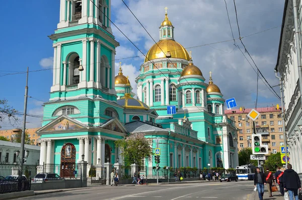 Moscou Rússia Maio 2017 Pessoas Que Caminham Perto Catedral Epifania — Fotografia de Stock