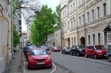 Moskova, Rusya, 19 Mayıs 2017. Rus sahne: bulutlu gün Mashkov'un sokakta arabalar