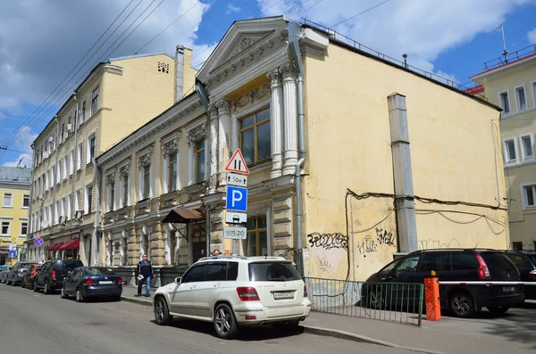 Moscú Rusia Mayo 2017 Los Coches Están Cerca Casa Mansión — Foto de Stock