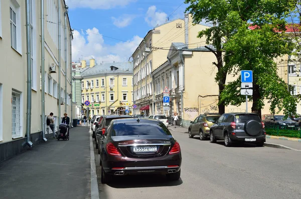 Moscou Rússia Maio 2017 Carros Bolshoy Kozlovsky Lane Moscou — Fotografia de Stock