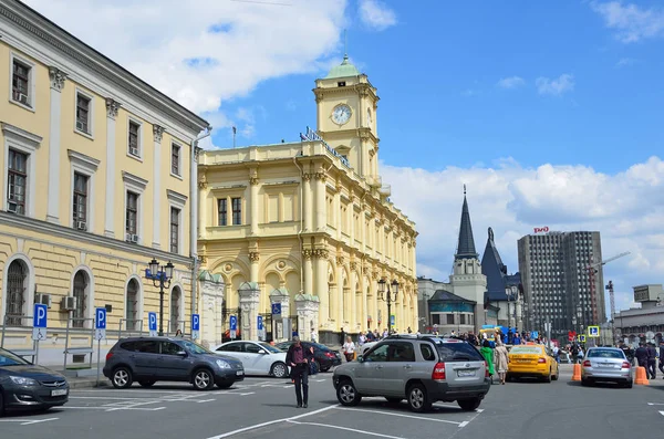 ロシア、モスクワ、2017 年 5 月 19 日Komsomolakaya 正方形、人と車が付近のモスクワでの建物の Leningradsky 駅 — ストック写真