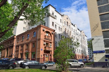 Moskova, Rusya, 19 Mayıs 2017. Ev numarası 4 Spartakovskaya Caddesi üzerinde Moskova yakınındaki arabalar park