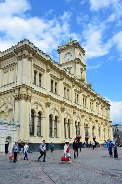 Moskva Ryssland Maj 2017 Människor Som Gick Nära Byggnaden Leningradsky — Stockfoto