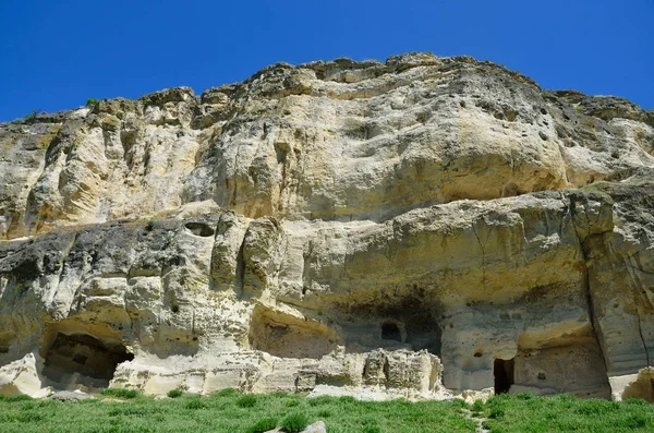 La Crimea, Bahchisaray, la ciudad antigua de las cavernas Chufut Kale en el día soleado — Foto de Stock