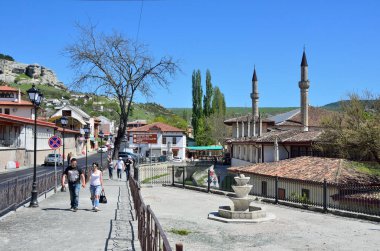 Bahçesaray, Kırım'da, 29 Nisan 2017. İnsanlar Lenin Caddesi üzerinde yakınlarındaki antik Han'ın Sarayı