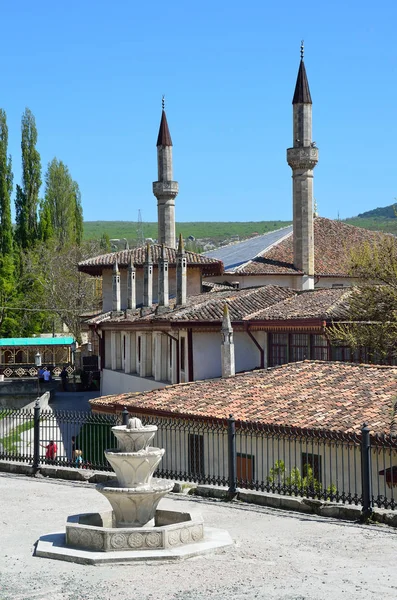 Bakhchisaray, Crimea, Khan Palace, tavasszal. Nagy Khan-mecset — Stock Fotó